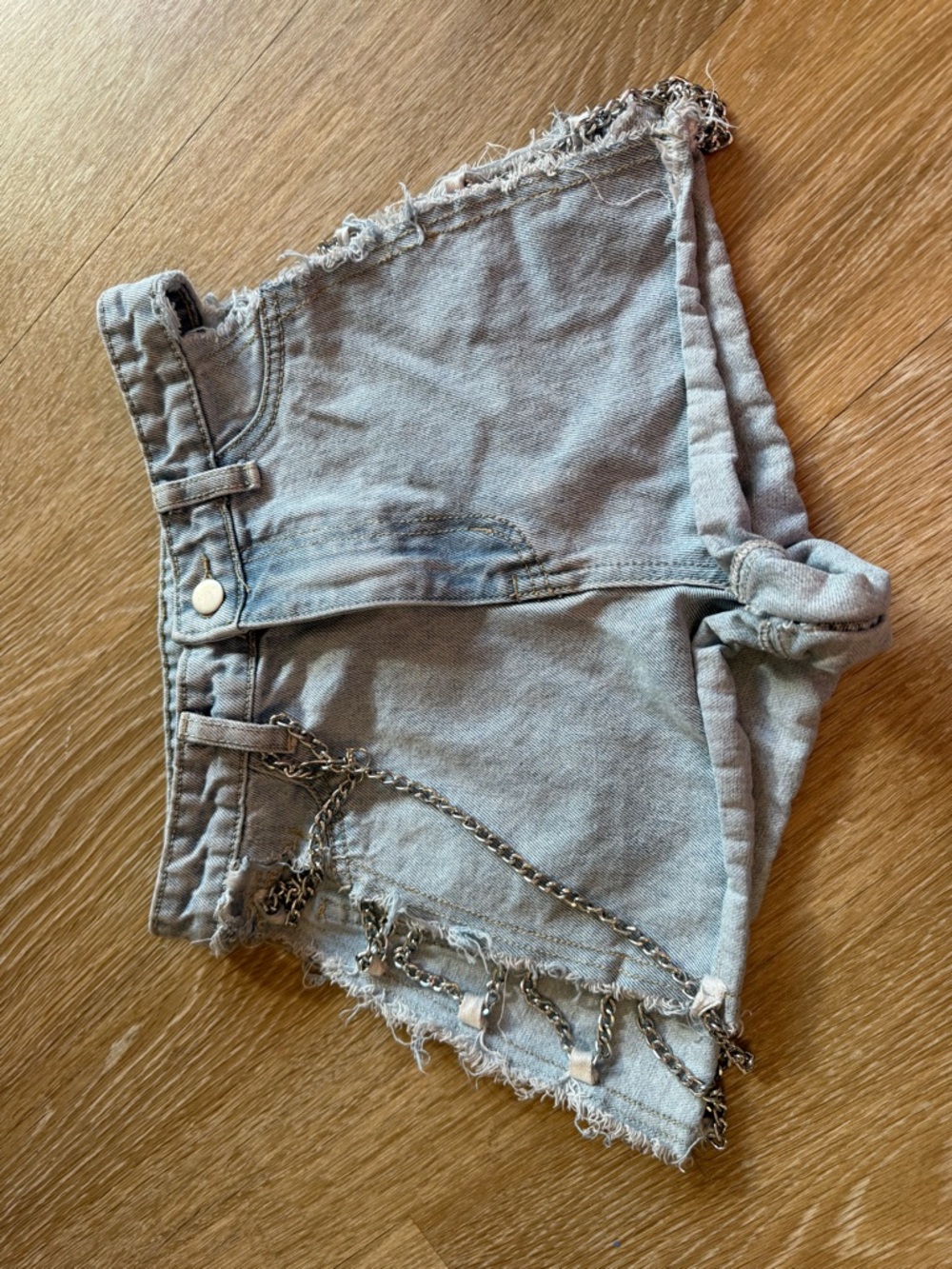 SHEIN Light Gray Distressed Denim Shorts with Chain Accent